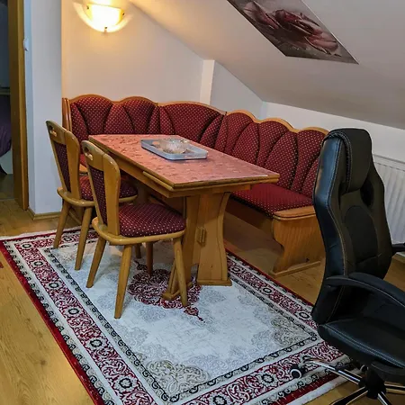 アパート Hrastik 2